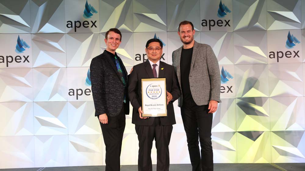 Captain Saiful Bahrin Awg Bahar, Royal Brunei Airlines Chief Operations Officer receives the award on behalf of the Company from APEX representatives | Image courtesy of APEX